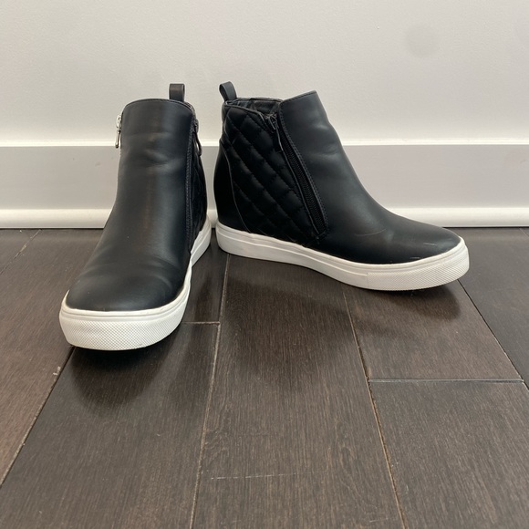 Shoes - Ankle Sneaker w/zipper closure, Size: 8 Women’s Excellent Condition